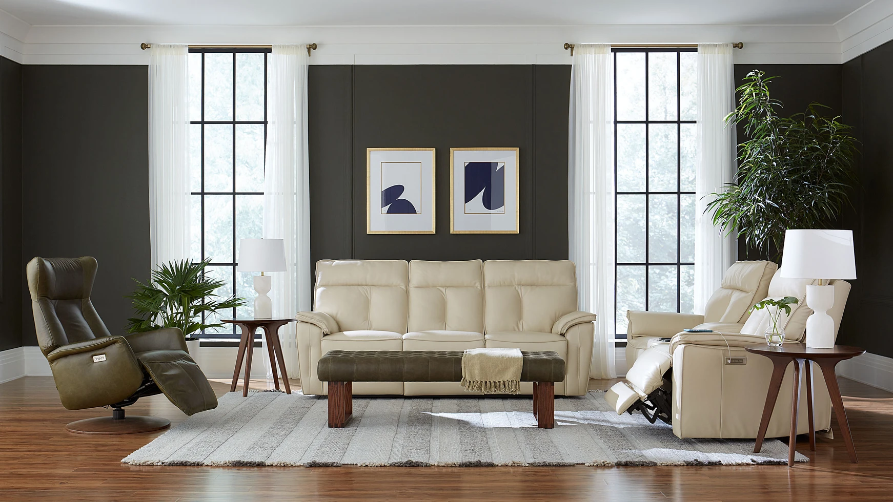 un set de salon, deux beaux sofa inclinable en vrai cuir blanc, avec une table basse et un fauteuil inclinable