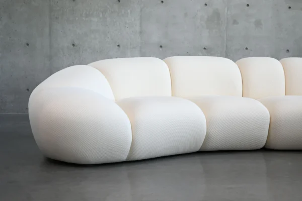 Sofa moderne Mobital en tissu Cirro, canapé moderne en tissu Popcorn doux couleur Buttermilk avec accoudoirs arrondis pour salon contemporain